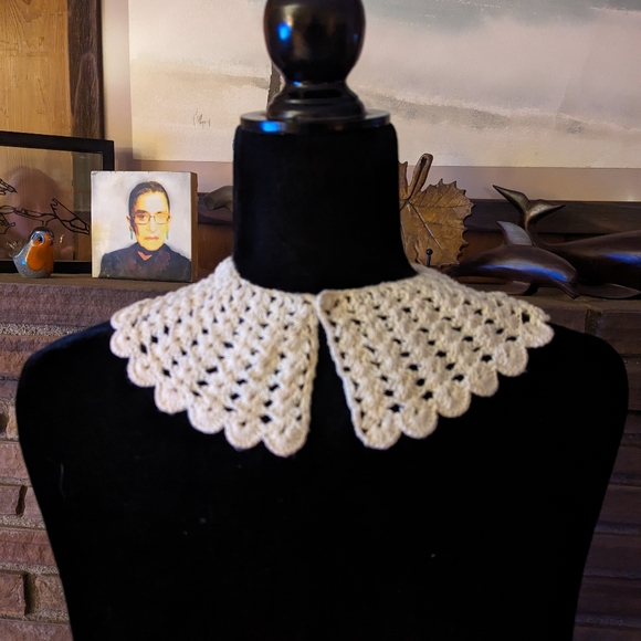 Crocheted collar with button closure - Picture 2 of 2